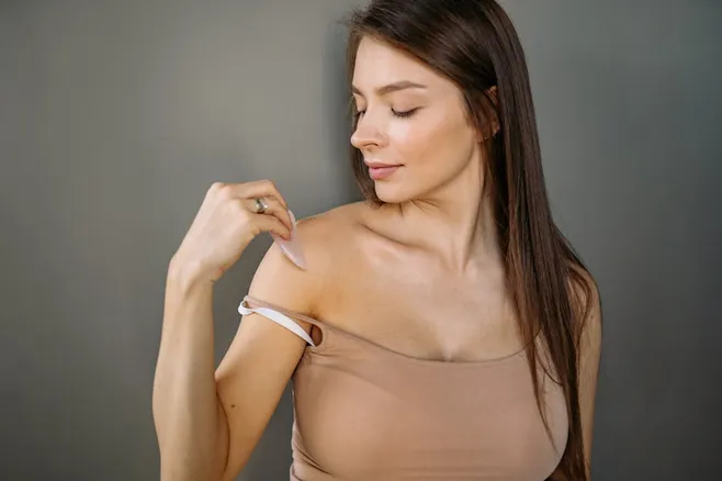 2. ¿Cuánto tiempo debo masajear debajo de mis ojos con el rodillo de jade?