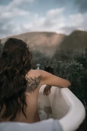 5. ¿Puedo nadar o tomar baños largos mientras cuido mi tatuaje?