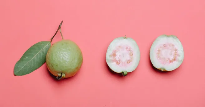 ¿Cómo preparar una mascarilla de aloe vera y hojas de guayaba?