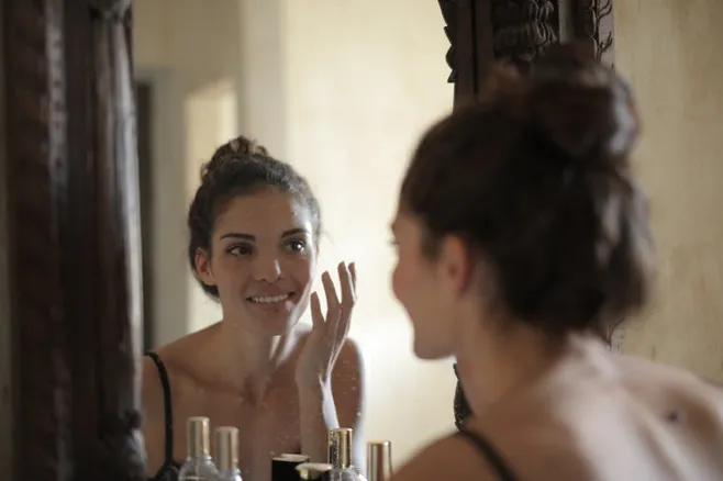 ¿Puedo aplicar maquillaje después de usar aloe vera en mi rostro?