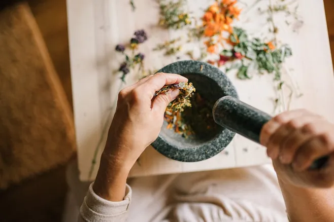 ¿Qué otros remedios naturales puedo usar para las hemorroides?